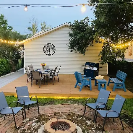 Pensa-Cozy Downtown Bungalow, W/ Backyard Oasis!