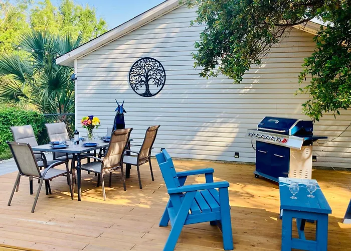 Pensa-cozy Downtown Bungalow, W/ Backyard Oasis! *