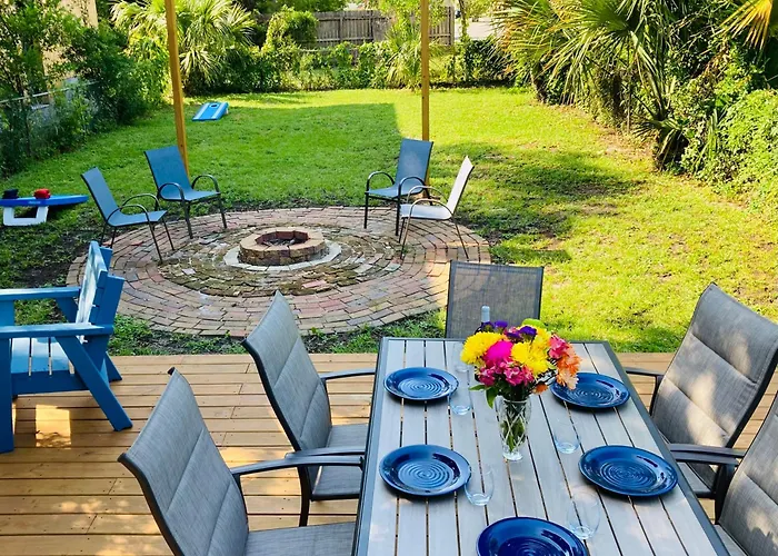 Pensa-cozy Downtown Bungalow, W/ Backyard Oasis! Holiday home *