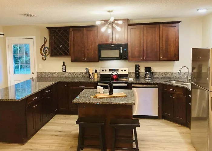 Holiday home Pensa-cozy Downtown Bungalow, W/ Backyard Oasis!