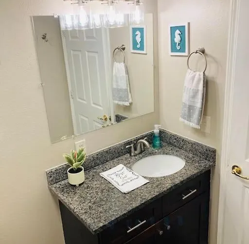 Pensa-cozy Downtown Bungalow, W/ Backyard Oasis! Holiday home