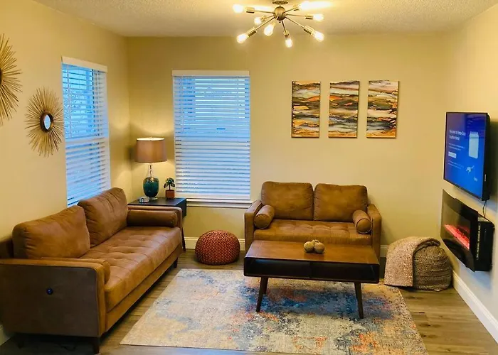Pensa-cozy Downtown Bungalow, W/ Backyard Oasis! Holiday home Pensacola