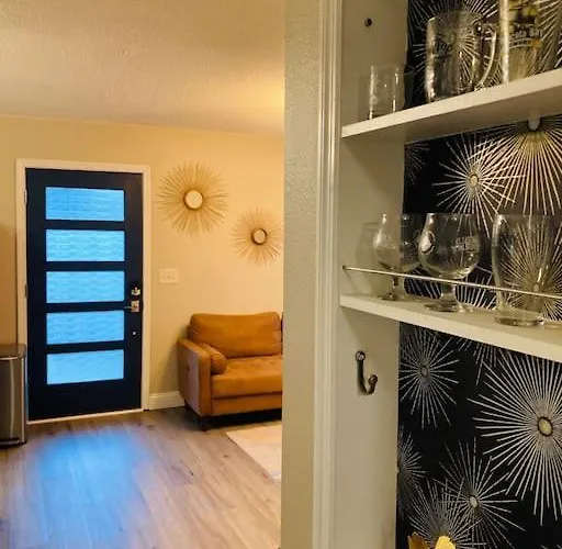 Pensa-cozy Downtown Bungalow, W/ Backyard Oasis!