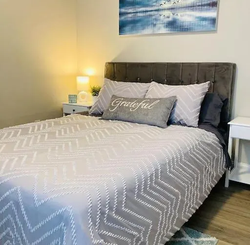 Pensa-cozy Downtown Bungalow, W/ Backyard Oasis! Holiday home
