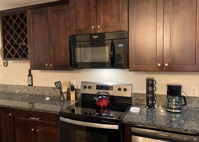 Pensa-cozy Downtown Bungalow, W/ Backyard Oasis! Holiday home *
