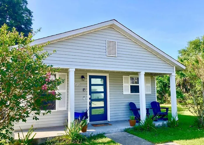 Holiday home Pensa-cozy Downtown Bungalow, W/ Backyard Oasis!